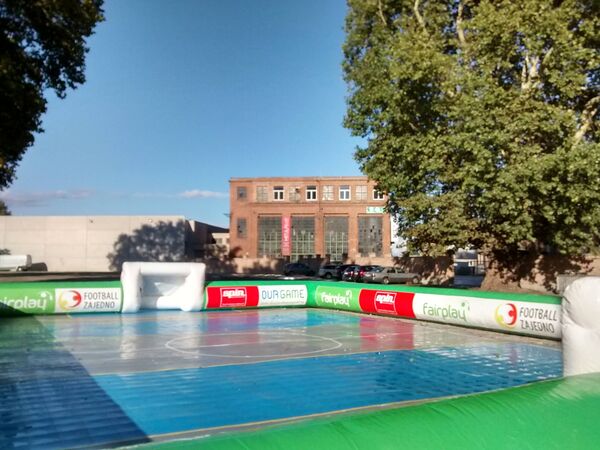 aufblasbarer fairplay Streetsoccer Court in der Metastadt
