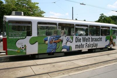 „Die Welt braucht mehr Fairplay.“-Werbung auf Straßenbahnlinie 38