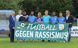 KFV-Präsident KommR Werner Lippitz, David Murko (Austria Klagenfurt), Kevin Mpaka, Bernhard Mpaka (Austria Klagenfurt), Anna Malle (Carinthian Soccer Women), Schiedsrichter Manfred Krassnitzer, Makanda Mpaka (ASV), Abian Serrano (Austria Klagenfurt), KFV-Geschäftsführer Mag. Richard Watzke (Â©  KFV/KK)