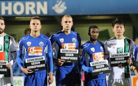 (C) SV Horn: SV Horn + FC Wacker Innsbruck "Gemeinsam gegen Homophobie" in der Aktionswoche 2018