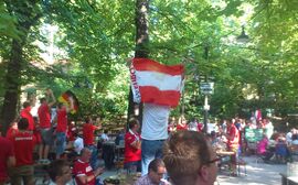 Fans der österreichischen Nationalmannschaft im Augustiner Biergarten
