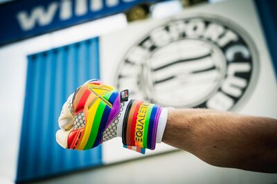 Regenbogen-Handschuh von X-One Keeper (C) Christopher Glanzl