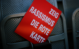 Zeig Rassismus die rote Karte